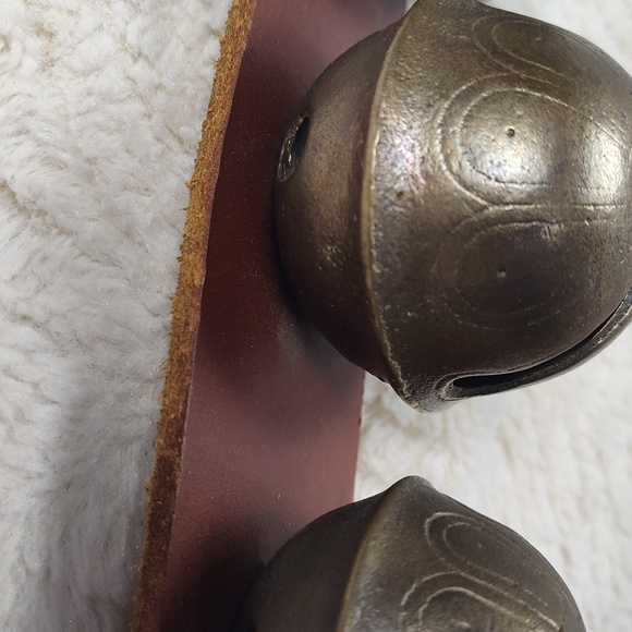 Beautiful Vintage Sleigh Bell On A Leather Strap 13 Bells - Picture 5 of 11